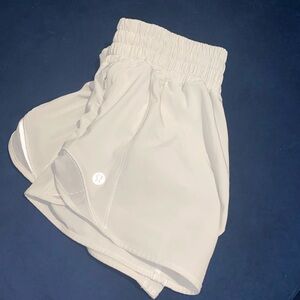 ⭐️Selling off white lululemon hottie hots!